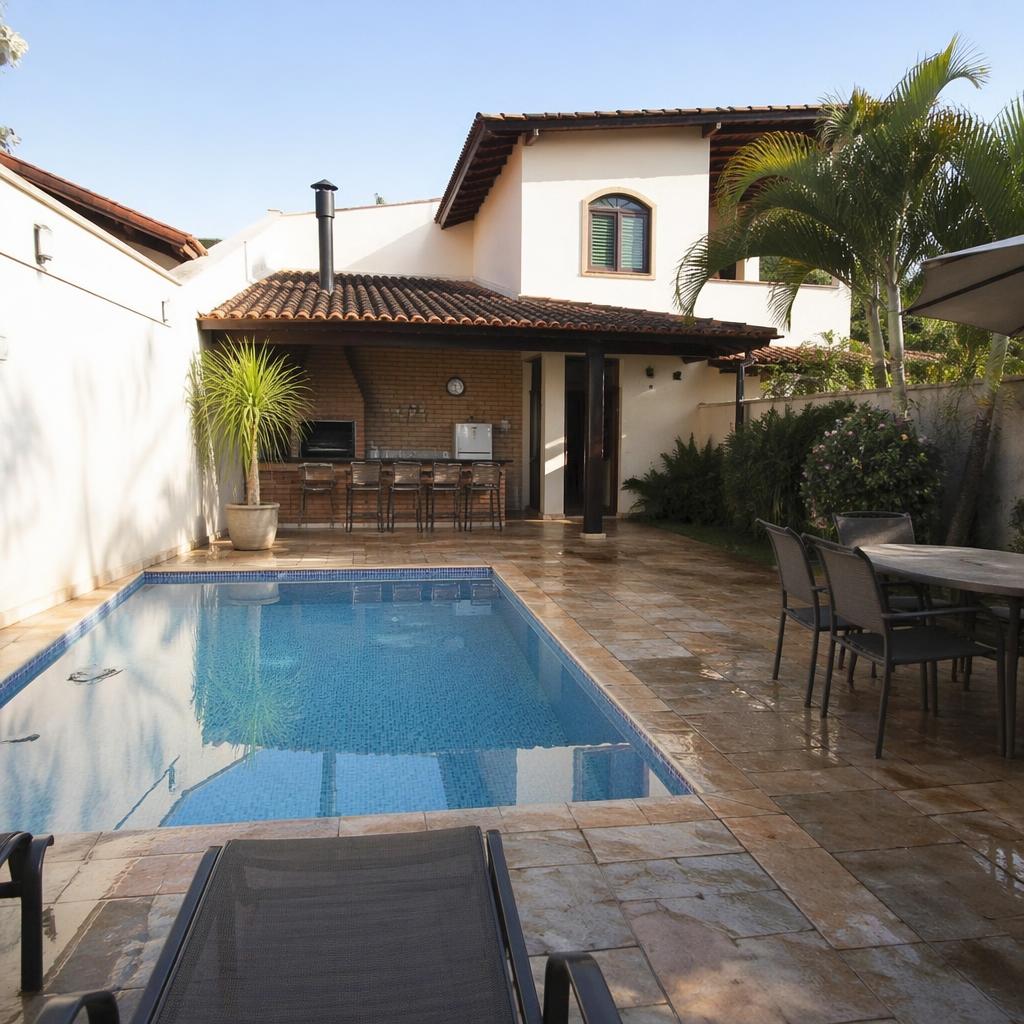 Casa com Piscina · Condomínio Fechado